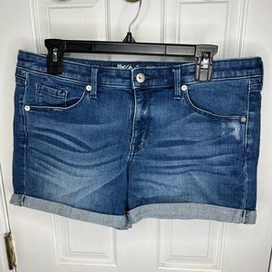 Mid-rise, stretchy, blue jean cuffed shorts. Size: 12/31